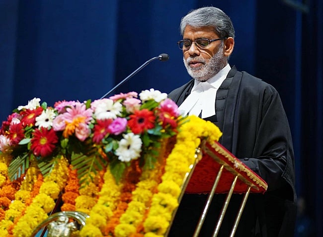 ம.பி. உயர்நீதிமன்ற புதிய தலைமை நீதிபதியாக சுரேஷ் குமார் பதவியேற்பு!