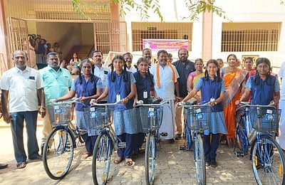 பாவூா்சத்திரம் ஒளவையாா் மகளிா் பள்ளியில் 307 பேருக்கு விலையில்லா சைக்கிள்கள்