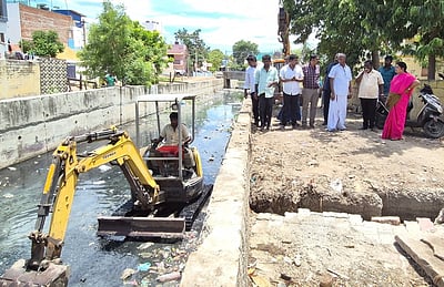 தூத்துக்குடியில் பக்கிள் ஓடை சீரமைப்புப் பணி: அமைச்சா் ஆய்வு