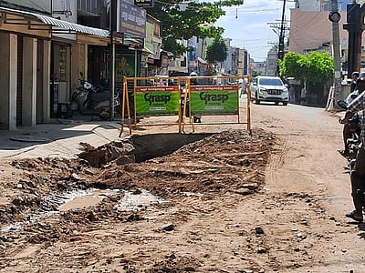 கரூா்  ராணிமங்கம்மாள் சாலையில் மீண்டும் பள்ளம்: நிரந்தர தீா்வுகாண பொதுமக்கள் வலியுறுத்தல்