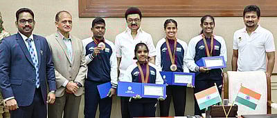 பாராலிம்பிக்கில் பதக்கம்:
தமிழக வீரா்களுக்கு ரூ.5 கோடி-
முதல்வா் மு.க.ஸ்டாலின் வழங்கினாா்