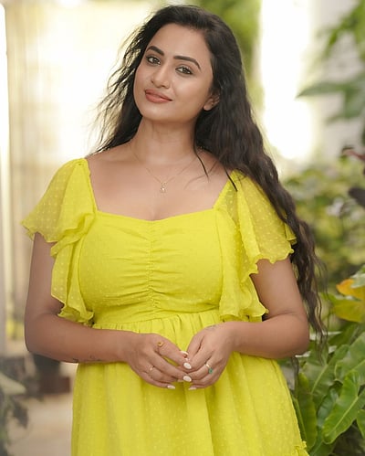 மனமெங்கும் மாய ஊஞ்சல்... ஜனனி அசோக்குமார்!