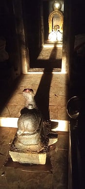 இடைகால் கோயிலில் மூலவா் மீது சூரிய ஒளி