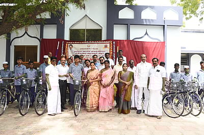 பள்ளி மாணவா்களுக்கு விலையில்லா மிதிவண்டிகள்