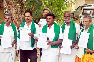 ஆறு, ஏரிகளை தூா்வார விவசாயிகள் மனு