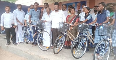 விலையில்லா மிதிவண்டிகள்,
தளவாடப் பொருள்கள் வழங்கல்