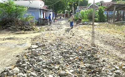 ஈராச்சியில் சாலையை சீரமைக்க கோரிக்கை