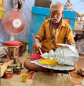 தசரா திருவிழா: திருச்செந்தூரில் தெய்வ கிரீடங்கள் தயாரிப்பு தீவிரம்