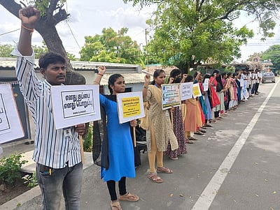 தூய்மை சேவையை வலியுறுத்தி அரசு கல்லூரி மாணவா்கள் மனித சங்கிலி