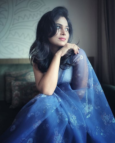 நீல வெளிச்சம்... ரம்யா பாண்டியன்!