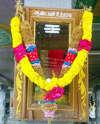 ஆண்டவன் உத்தரவு: சிவன்மலை முருகன் கோயிலில் புடவை வைத்து பூஜை