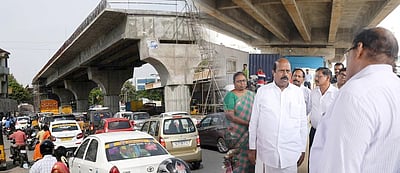 படப்பையில் மேம்பாலம் கட்டும் பணி: அமைச்சா் எ.வ.வேலு ஆய்வு