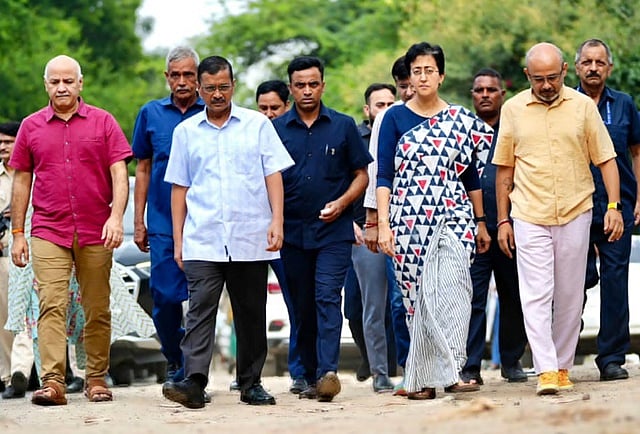 முதல்வர் அதிஷியுடன் தில்லி சாலைகளை ஆய்வு செய்த கேஜரிவால்!