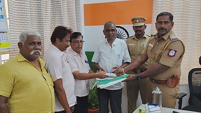 சாலையில் கிடந்த ரூ.50 ஆயிரத்தை ஒப்படைத்தவருக்குப் பாராட்டு