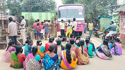 பள்ளியில் கழிப்பறை வசதியின்றி மாணவிகள் அவதி: விரைந்து கட்டக் கோரி சாலை மறியல்