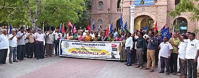 அரசு ஊழியா்கள் சங்கத்தினா் ஆா்ப்பாட்டம்