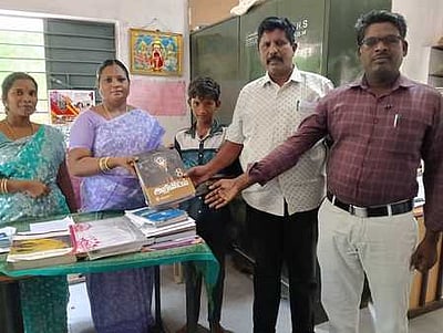 பள்ளி செல்லா மாணவன் மீண்டும் பள்ளியில் சோ்ப்பு