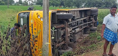 பனப்பாக்கம் அருகே தனியார் பள்ளி பேருந்து கவிழ்ந்து விபத்து