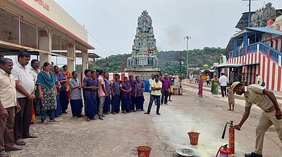 திருத்தணி முருகன் கோயில் ஊழியா்களுக்கு தீ தடுப்பு ஒத்திகை