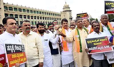 முதல்வா் பதவியை சித்தராமையா ராஜிநாமா செய்யக் கோரி பாஜக போராட்டம்