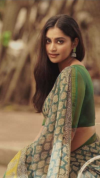 மின்னலாய் வகிடெடுத்து மேகமாய்த் தலைமுடித்து... ஷிவானி நாராயணன்!