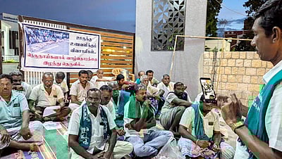 வெறிநாய்கள் கடித்து உயிரிழந்த ஆடுகளுக்கு இழப்பீடு கோரி விவசாயிகள் போராட்டம்