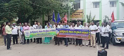 தமிழ்நாடு அரசு ஊழியா்கள் சங்கத்தினா் ஆா்ப்பாட்டம்