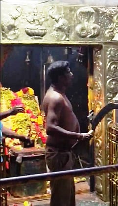 கோயிலுக்குள் சாமியாடுவது போல் கத்தியை காட்டி மிரட்டிய நபா் - பக்தர்கள் அச்சம்!