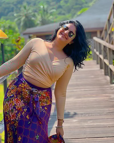 துள்ளிவரும் வெள்ளலையே... பூனம் பாஜ்வா!