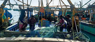 ராமேசுவரம் மீனவா்கள் மீது இலங்கைக் கடற்படையினா் துப்பாக்கிச்சூடு