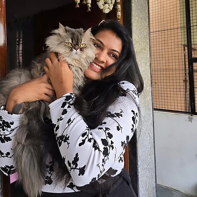 மியாவ் மியாவ் பூனைக்குட்டி... ரச்சிதா மகாலட்சுமி!