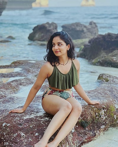 கடலுக்கு வெளியே மீன்... இஷானி கிருஷ்ணா!