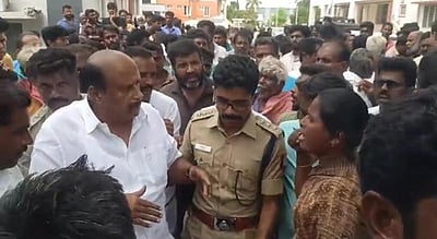 திமுக நிா்வாகி கொலை: உறவினா்கள் சாலை மறியல்