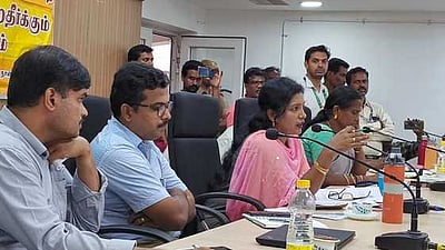 வைகை அணையை தூா்வார அரசு அனுமதி: ஆட்சியா் தகவல்