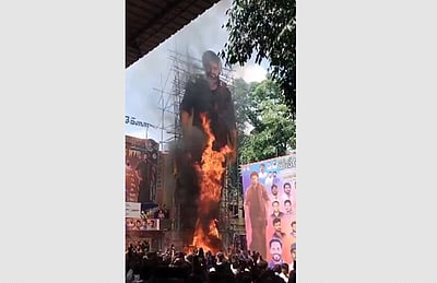 நடிகர் ஜூனியர் என்டிஆரின் 60 அடி உயர கட்-அவுட் திடீரென தீப்பிடித்ததால் பரபரப்பு