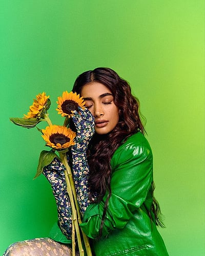 சூரியகாந்தியை விடவும் பிரகாசம்... பூஜா ஹெக்டே!