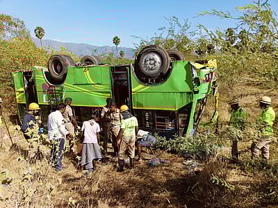 ஸ்ரீவில்லிபுத்தூரில் சிற்றுந்து விபத்து: 3 மாணவர்கள் உள்பட 4 பேர் பலி!