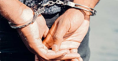 ஓடும் ரயிலில் செல்போனை பறித்தவர் கைது