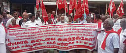 டாஸ்மாக் கடையை மூடக் கோரி 
இந்திய கம்யூனிஸ்ட் கட்சியினா் போராட்டம்