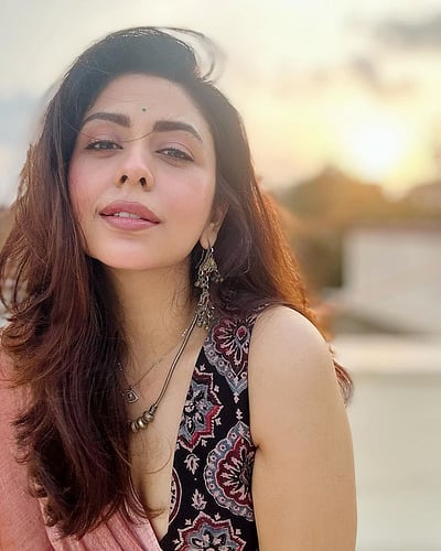 சிரித்தாள் தங்கப் பதுமை... நேஹா சர்கம்!