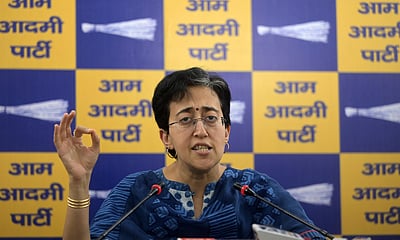 தீபாவளிக்குள் தில்லியில் பள்ளம் இல்லாத சாலைகள்: முதல்வா் அதிஷி உறுதி