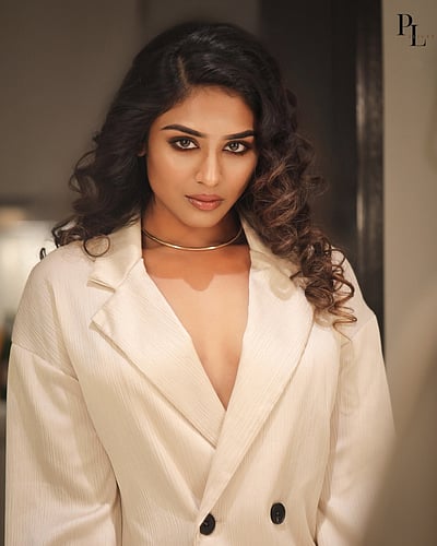 பார்வையில் பனியாய் உருக்கும்... இந்துஜா!