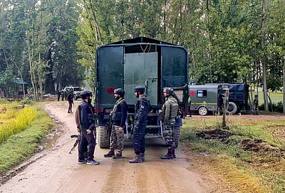 ஜம்மு-காஷ்மீா்: 2 பயங்கரவாதிகள் சுட்டுக் கொலை