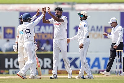 இலங்கை அணியின் சுழலில் சுருண்ட நியூசிலாந்து; பிரபாத் ஜெயசூர்யா அபார பந்துவீச்சு!