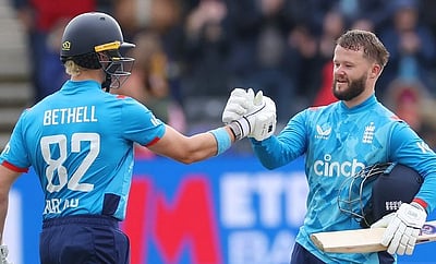 பென் டக்கெட், ஹாரி ப்ரூக் அசத்தல், ஆஸி.க்கு 310 ரன்கள் இலக்கு; தொடரை வெல்லப்போவது யார்?