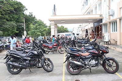 திருத்தணி அரசு மருத்துவமனை நுழைவு வாயிலில் தாறுமாறாக நிறுத்தப்படும் இருசக்கர வாகனங்கள்!