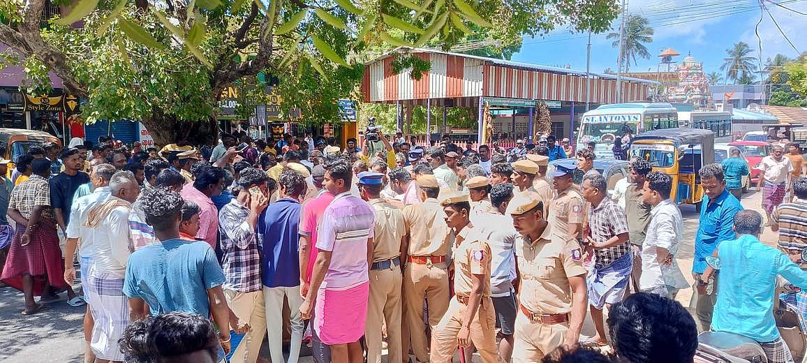 ராமநாதபுரம் மாவட்டம், தங்கச்சிமடத்தில் ஞாயிற்றுக்கிழமை சாலை மறியலில் ஈடுபட்ட மீனவா்கள்.