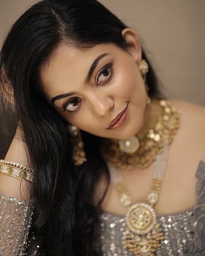 பொன்னழகு மின்னும் முன்னழகு பார்த்து கண்கள்படக் கூடாது... அஹானா கிருஷ்ணா!