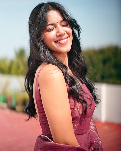 வெய்யோன் முத்தம்... மிருணாளினி ரவி!