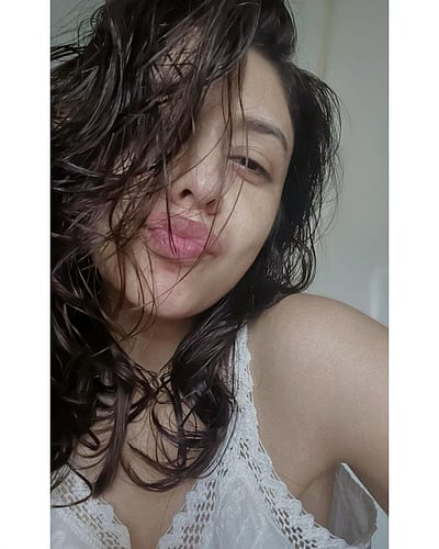 ஞாயிறு எண்ணெய்க் கூந்தல்... நேஹா சர்கம்!